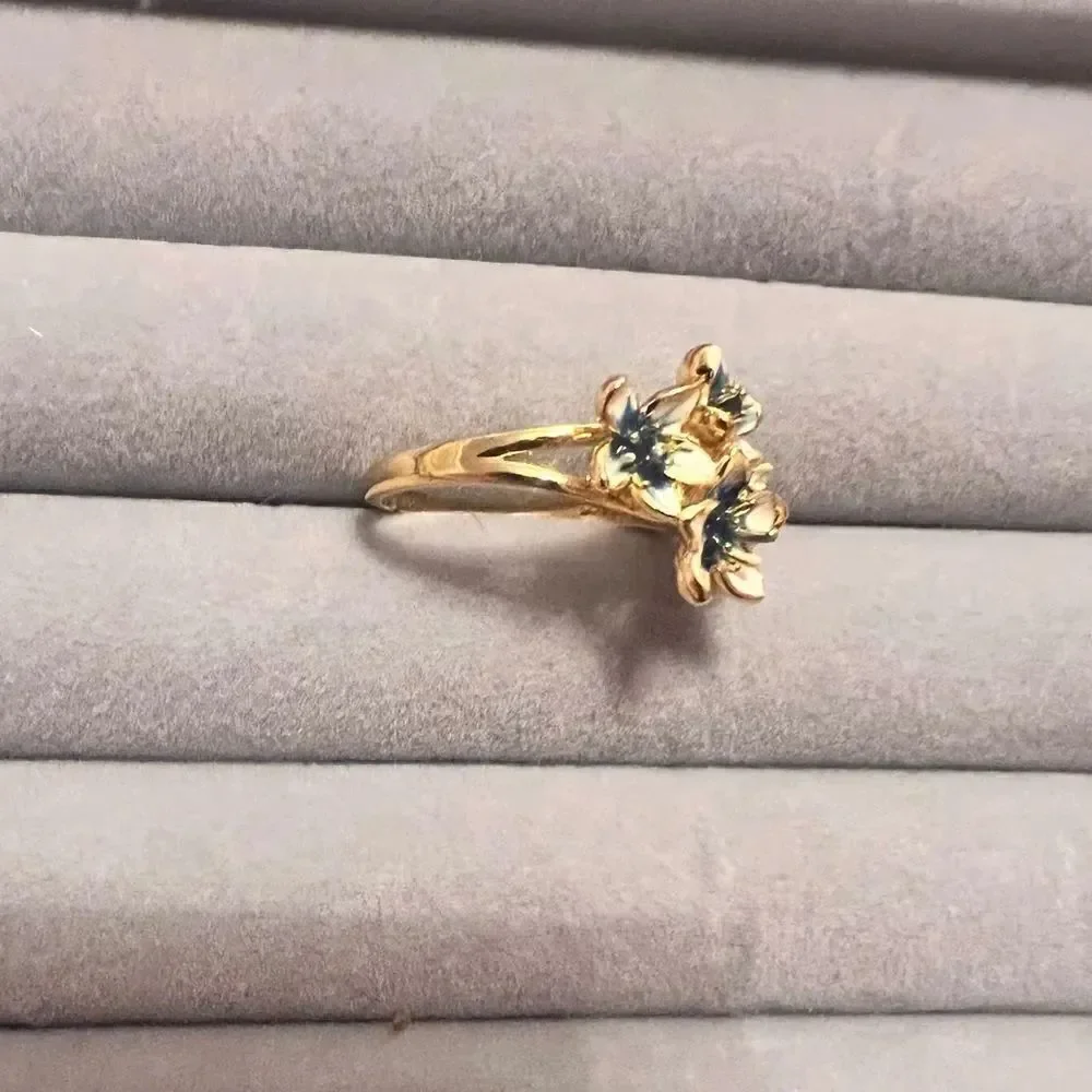 NEW Gold Tone White And Blue Flower Ring